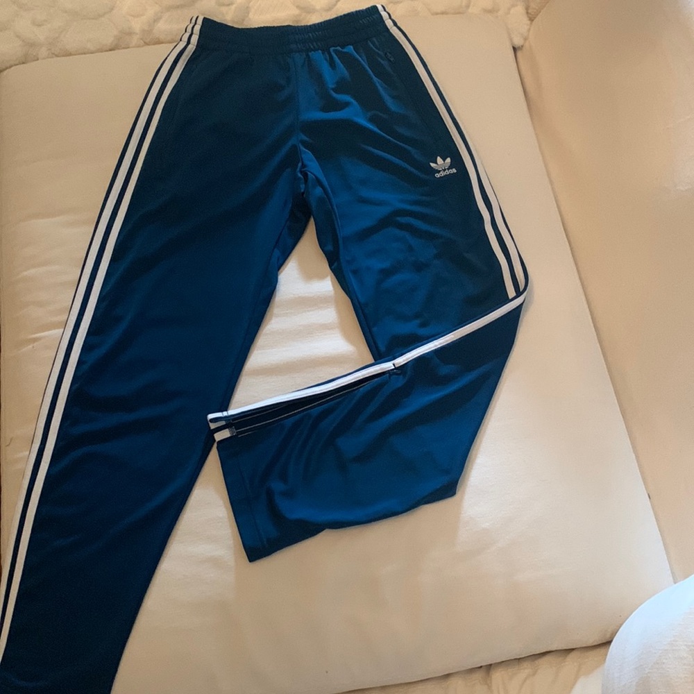 Adidas sz. S joggers. Zip up/ not fitted at the bottom. Great condition.